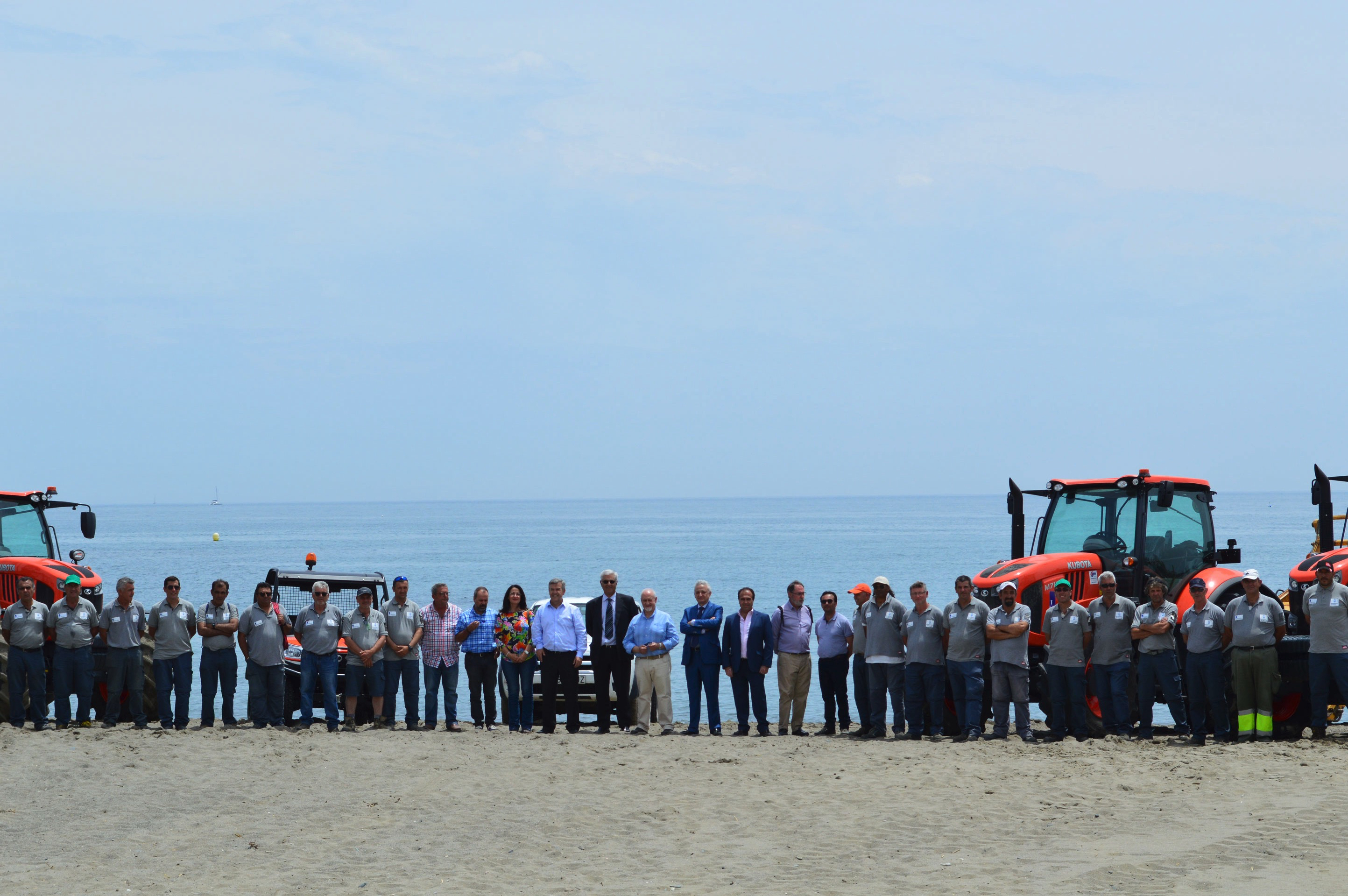 Estepona renueva por completo la flota de máquinas para mantenimiento y conservación  de las playas