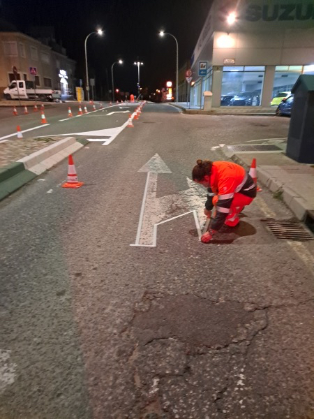 Pintado señales de tráfico en el polígono