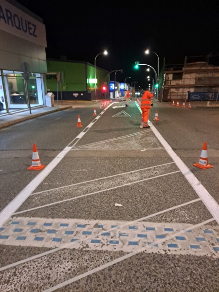 Pintado señales de tráfico en el polígono