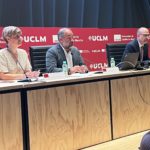 Maria-del-Rocio-Fernandez-Santos-Jose-Julian-Garde-Lopez-y-Luis-Alberto-Menchen-en-la-presentacion-Programa-Botica-Rural-scaled.jpg