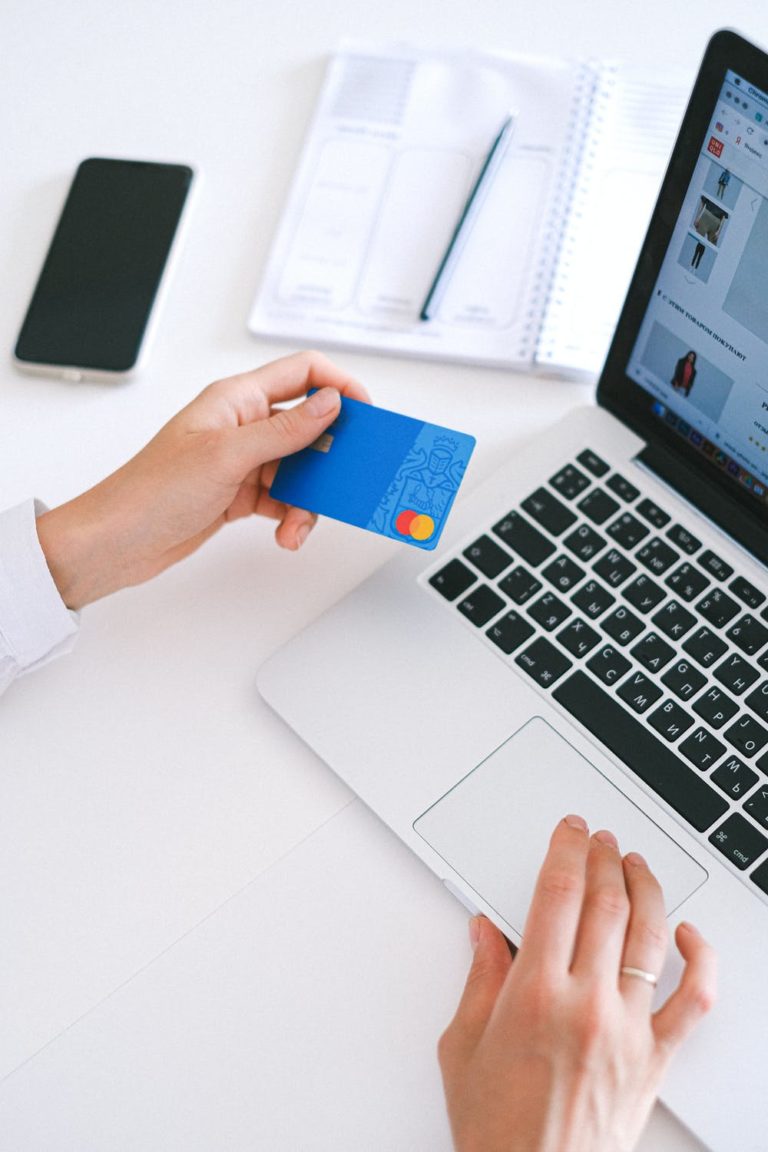 La Policía Nacional desmantela 49 tiendas online fraudulentas dedicadas a ofertar y vender productos que nunca llegaban a enviar