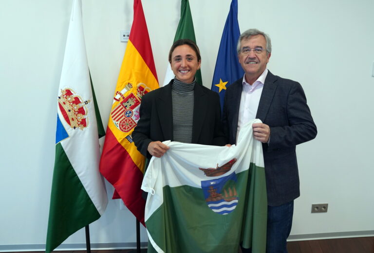 El alcalde recibe a la regatista esteponera Ana Moncada, responsable de conseguir la plaza olímpica para España en la clase ILCA6