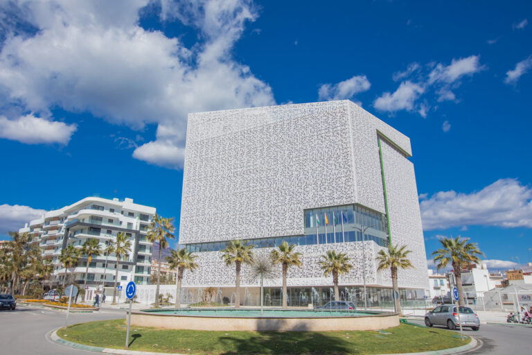 El Ayuntamiento de Estepona autorizará el llenado de piscinas  y garantiza el abastecimiento con la puesta en marcha de la desalobradora en mayo