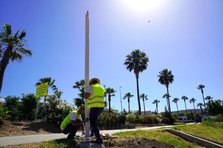 Estepona instala 122 farolas solares en siete viales del extrarradio con una inversión de 83.447 euros