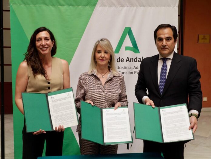Loles López, Ana Tárrago y José Antonio Nieto con el protocolo de formación