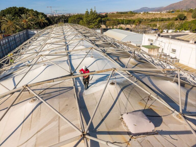 Estepona acomete la limpieza integral de la cubierta del Palacio de Exposiciones y Congresos