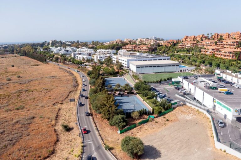 Estepona licitará el acerado de la carretera de Benahavís por 1,5 millones de euros