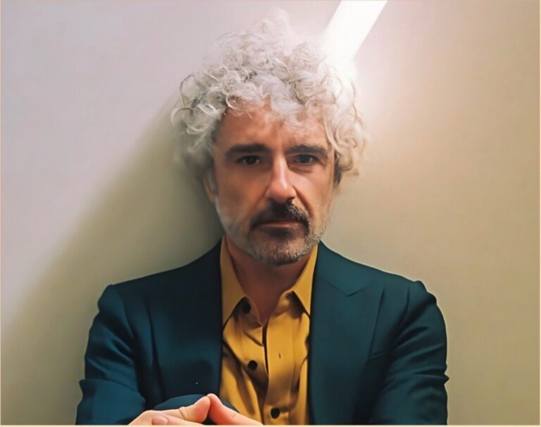 Abraham Boba actúa en la entrega del V Premio de Poesía Ciudad de Estepona el 23 de octubre