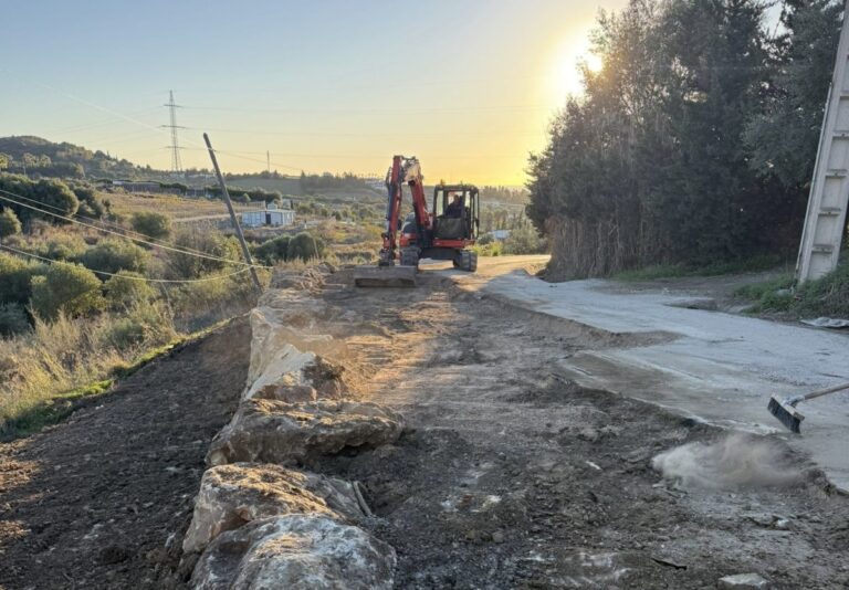 Estepona construye un muro de escollera de 30 metros en el camino rural de La Pileta