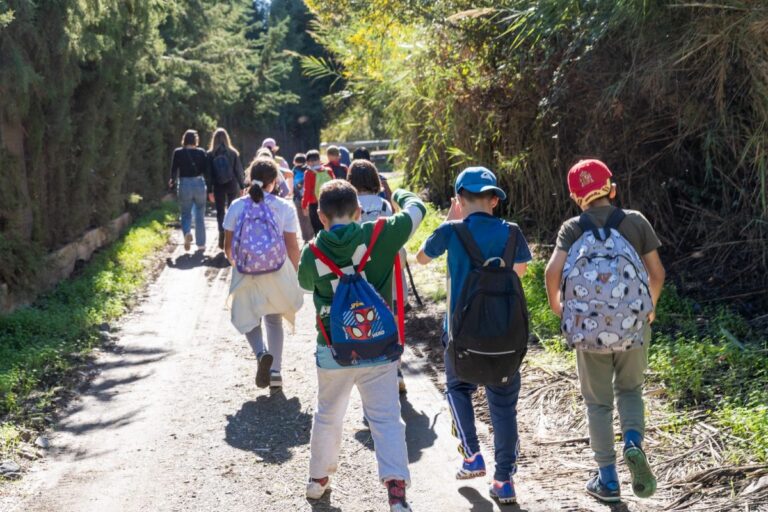 Estepona inicia el Programa de Senderismo Escolar 2025-26 con 3.500 alumnos de Primaria, Secundaria y Bachillerato