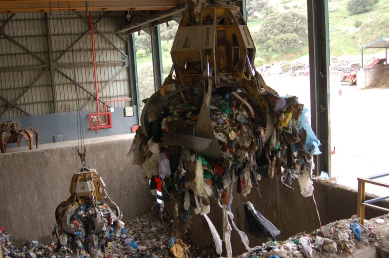 La Costa del Sol genera 359.197 toneladas de residuos en 2025 mientras la recogida de vidrio cae un 4%