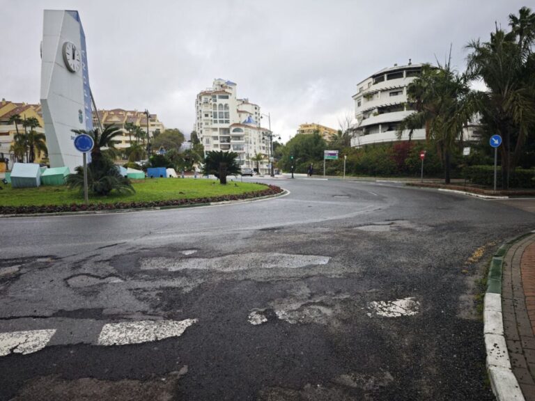 Estepona repara de urgencia más de 20 puntos del municipio afectados por baches y socavones