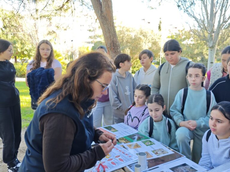 Estepona organiza jornadas de anillamiento científico de aves para alumnos de 5º y 6º de Primaria en el Parque de Las Mesas