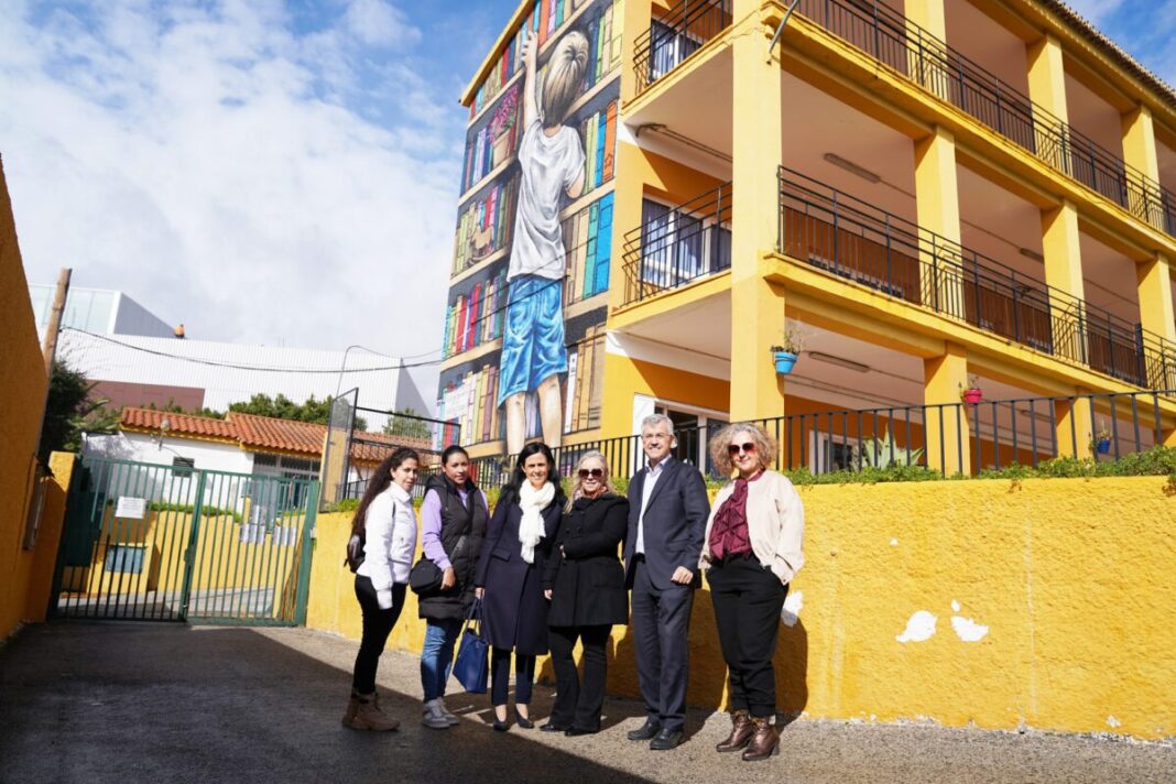 El CEIP Santo Tomás de Aquino de Estepona incorpora un mural del artista 'Bestror' en homenaje a su biblioteca