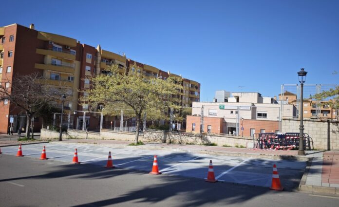 Estepona elimina una parada de autobús en desuso junto al centro de salud de La Lobilla para ganar ocho plazas de aparcamiento gratuitas