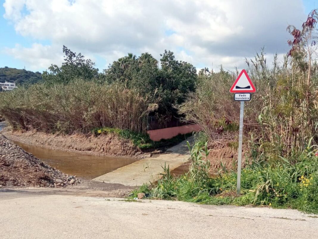 Estepona instala más de veinte señales preventivas en vados de ocho ríos y arroyos para alertar del riesgo de inundación