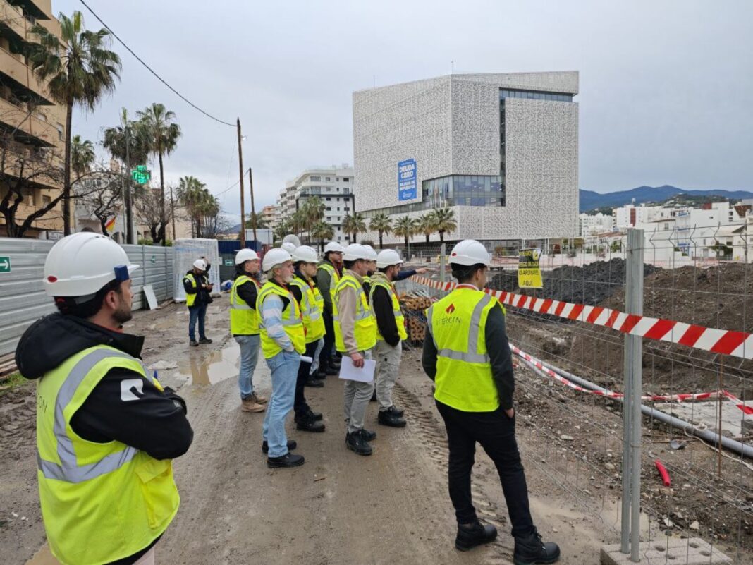 Visita estudiantes ingeniería bulevar Estudiantes del Máster de Ingeniería de Caminos de Granada visitan las obras del bulevar de Estepona para conocer sus soluciones técnicas contra el nivel freático y las inundaciones