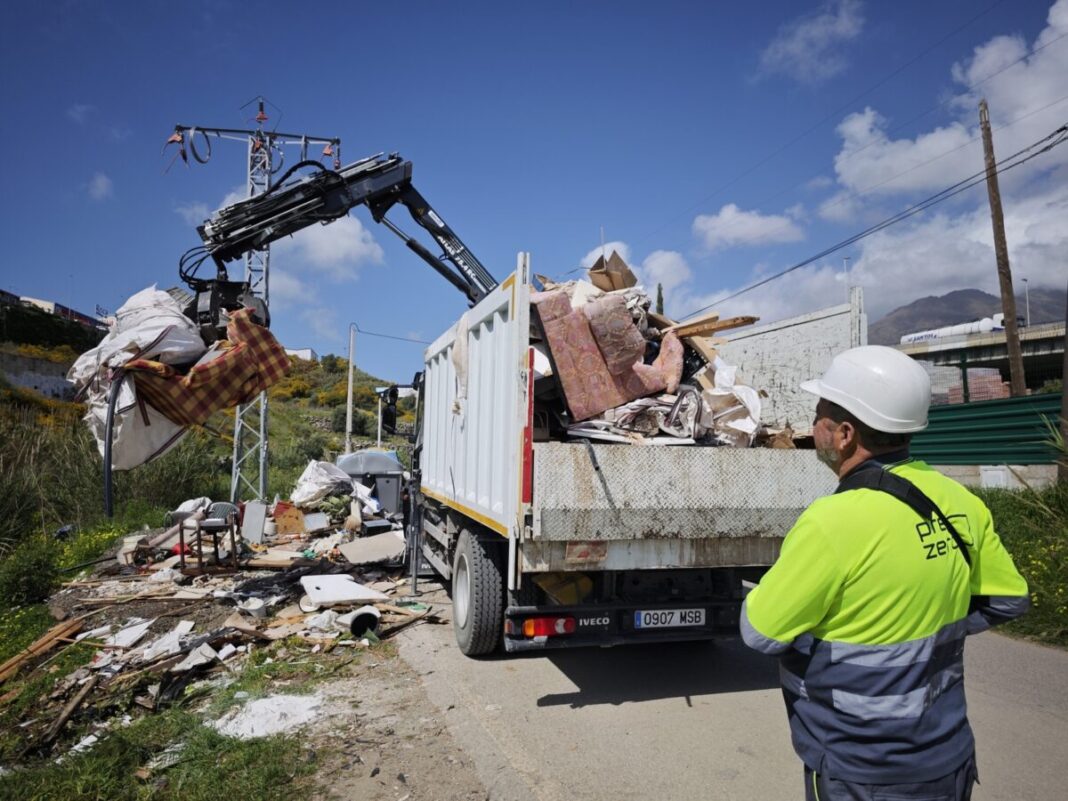 Depositar enseres en la calle sin cita previa puede acarrear multas de hasta 100.000 euros en Estepona