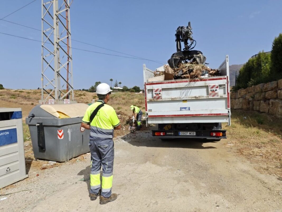 En el extrarradio de Estepona se recogen 12,5 toneladas diarias de residuos ilegales y se pone en marcha una brigada específica de limpieza