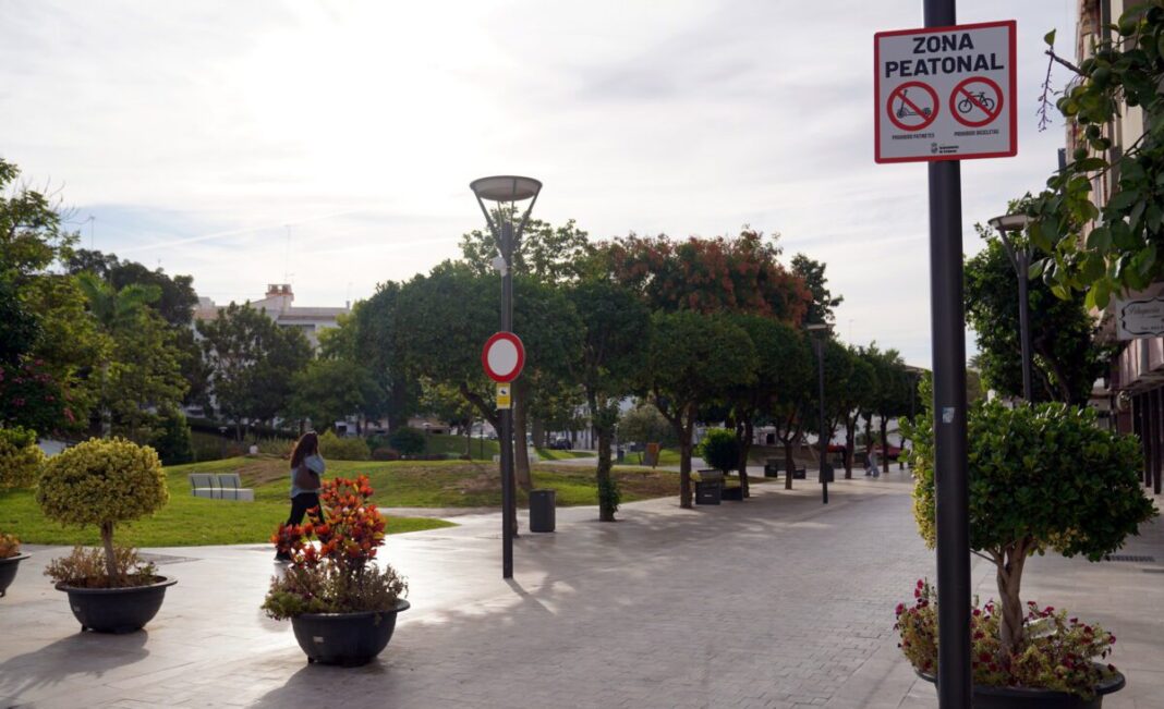 Estepona regula desde el 8 de abril la circulación de patinetes eléctricos con casco obligatorio, edad mínima de 16 años y prohibición en aceras y zonas peatonales