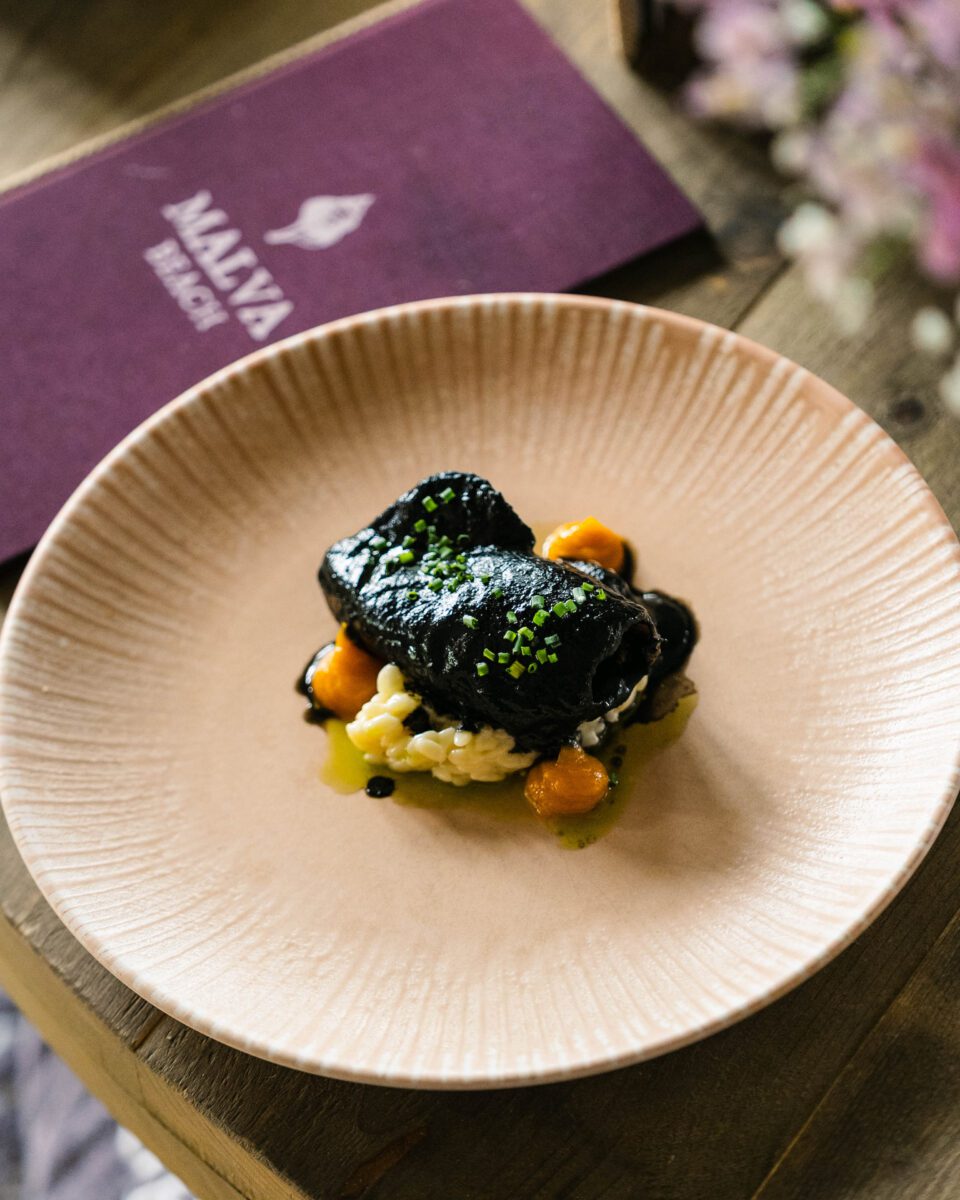 Malva Beach, una apuesta por la cocina de producto y el fuego con sello vasco-andaluz en el litoral de Estepona