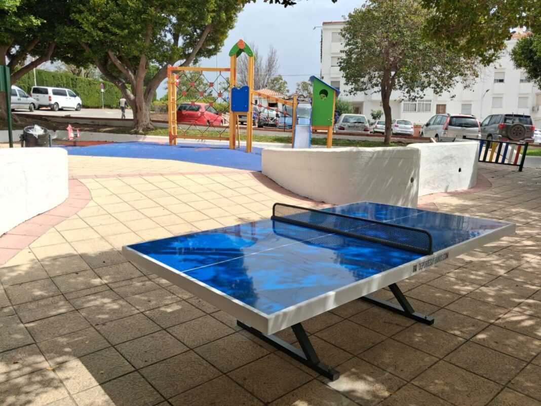 Ocho nuevos espacios de tenis de mesa gratuitos se reparten por los barrios de Estepona