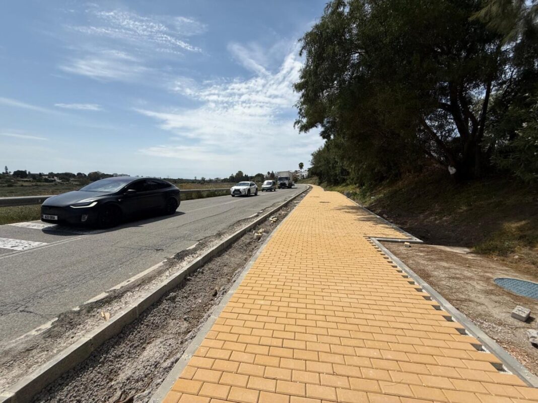 El acerado del tramo urbano de la carretera de Benahavís completa tres cuartas partes de su ejecución con 1,3 millones invertidos