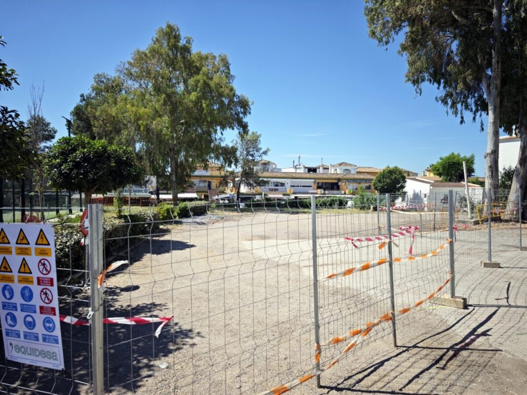 Dos nuevas pistas de pádel de 400 metros cuadrados se construyen en Nueva Atalaya