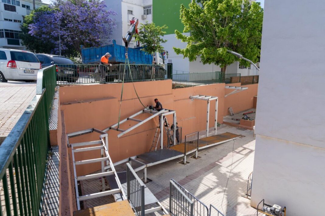 En las barriadas Blas Infante y Picasso se instala una pasarela metálica de 50 metros para salvar un desnivel de 3,5 metros