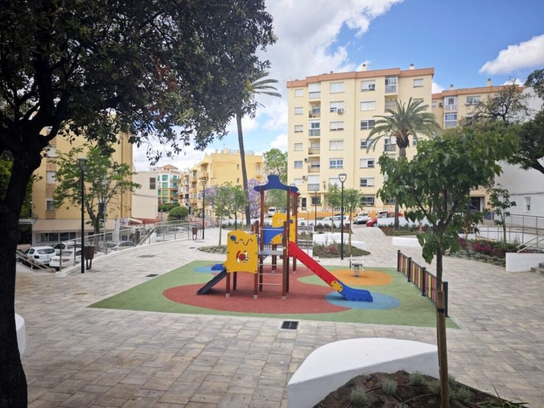 En la plaza Manuel Requena 'Melilla' de Estepona se completa una remodelación integral de 395.000 euros