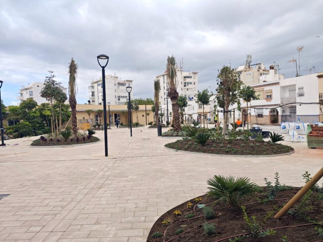 Estepona culmina la remodelación del entorno de Cristóbal Colón y María de Maeztu con nuevo pavimento, saneamiento y zonas verdes