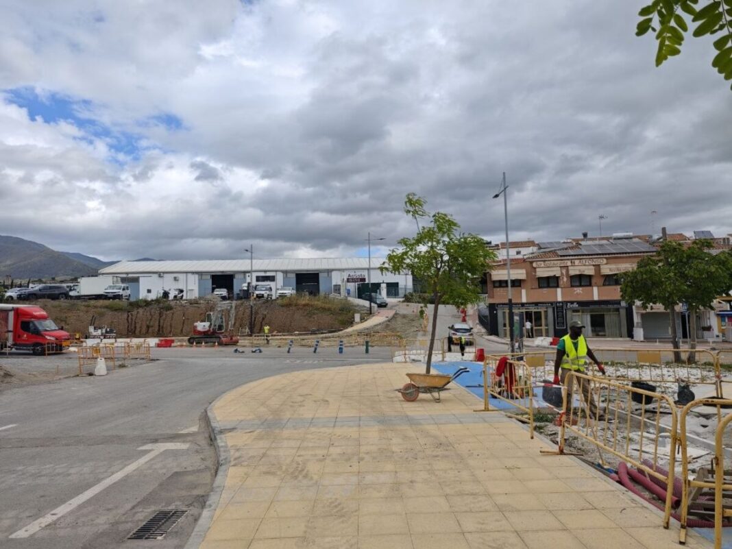 La glorieta de la avenida José Martín Méndez de Estepona retoma las obras con un mes para su conclusión y 401.000 euros de inversión