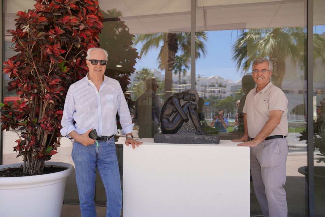 El Ayuntamiento de Estepona instala cinco esculturas donadas de Santiago de Santiago en su sede