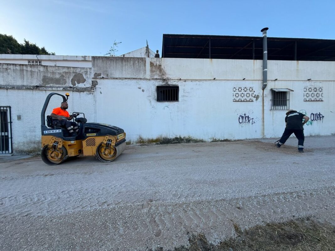 En el aparcamiento municipal junto a Carrefour se acondiciona el firme y se desbroza el perímetro