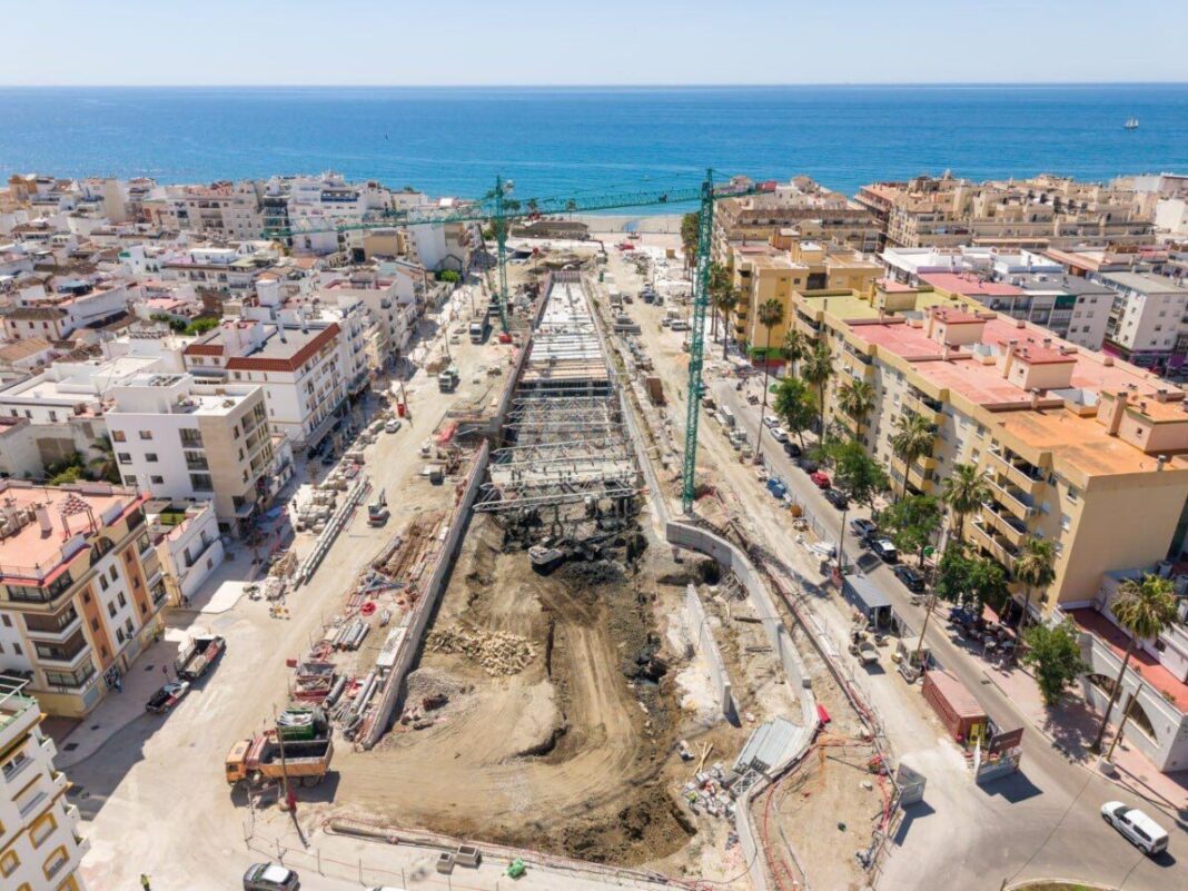 En el futuro bulevar de Estepona las redes soterradas avanzan al 90% y la cimentación al 50%