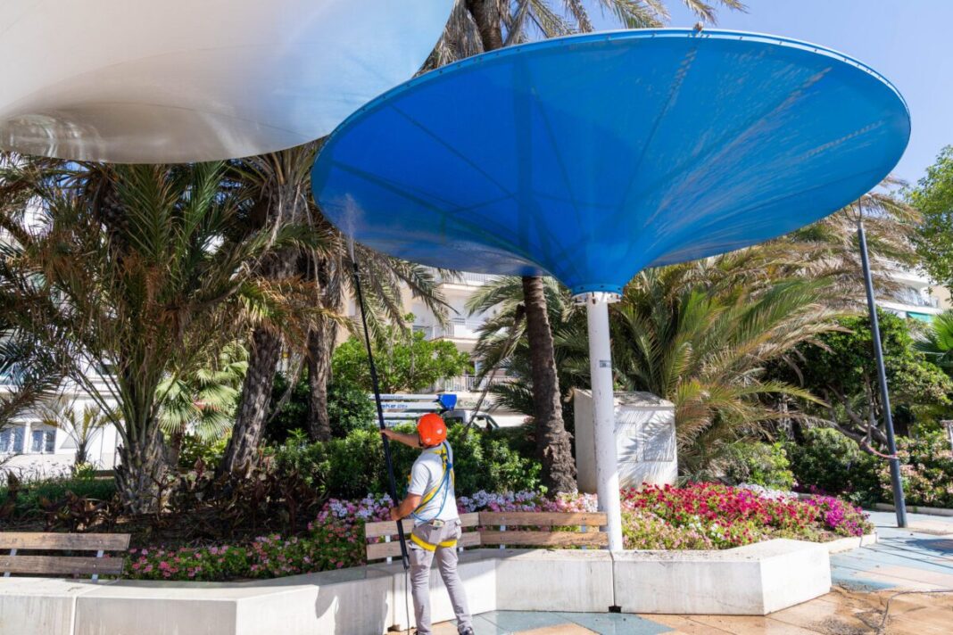 Las sombrillas del Paseo Marítimo de Estepona reciben una limpieza especializada esta semana con agua a presión y cepillado mecánico