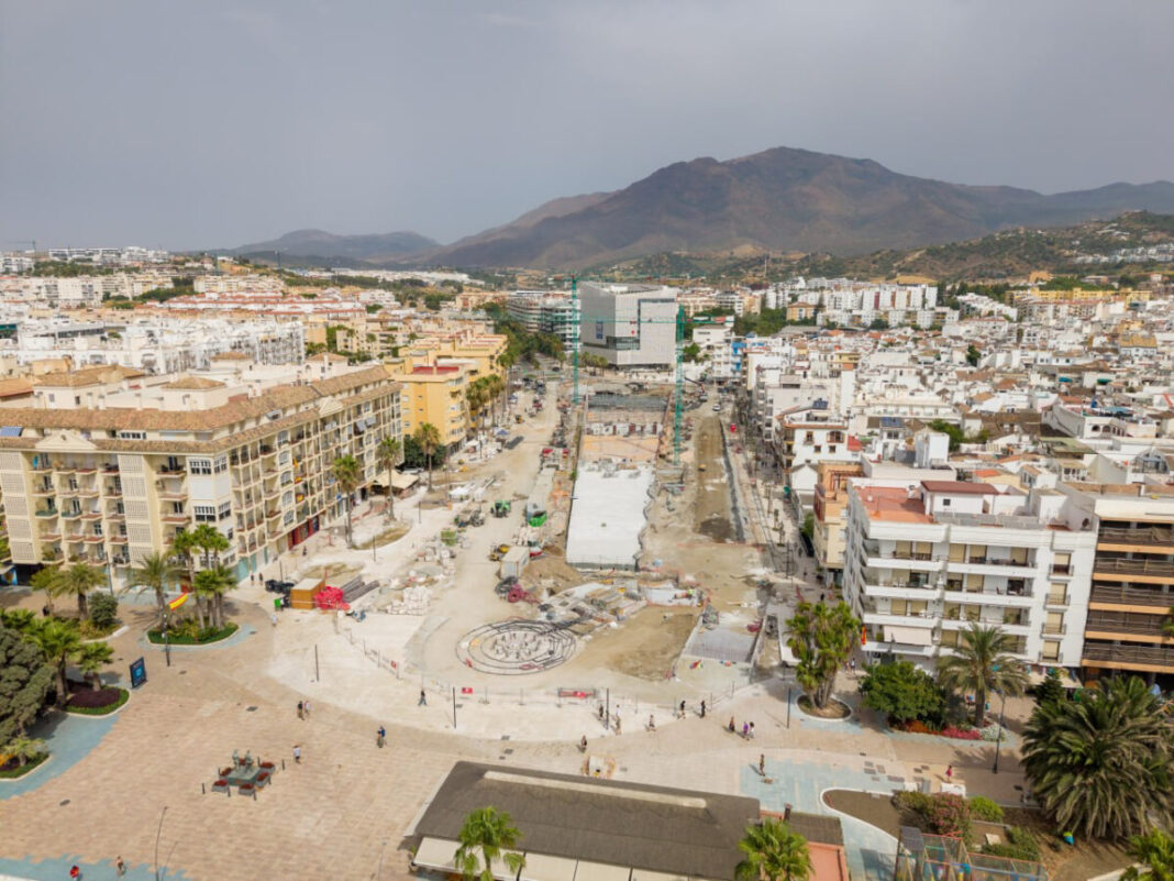 El bulevar de Estepona completa las canalizaciones soterradas y avanza la cimentación del parking al 75%