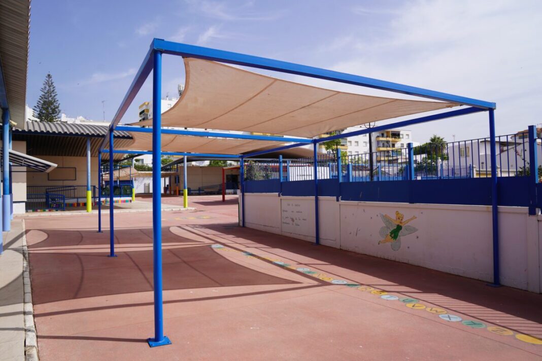 Estepona invierte 60.000 euros en zonas de sombra para los colegios públicos