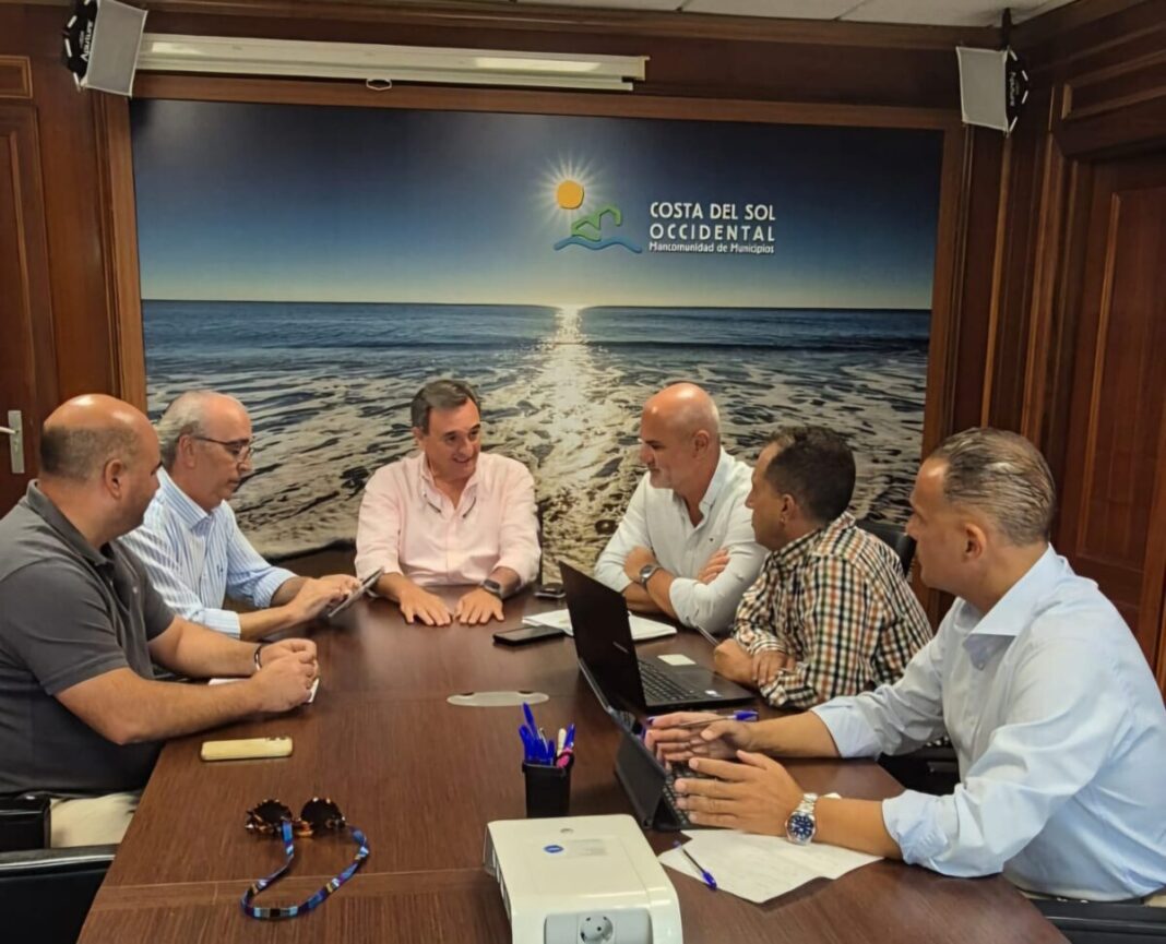El coste de recoger el alga asiática impulsa el estudio de una red en la Costa del Sol Occidental