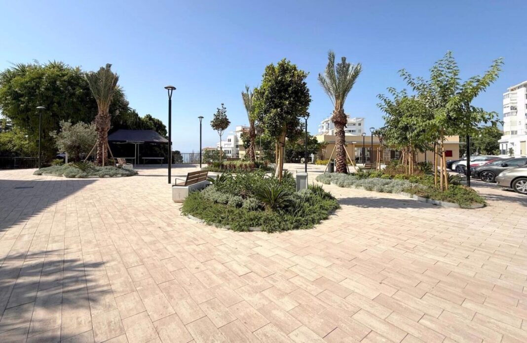 Estepona estrena junto a APRONA la nueva plaza dedicada a Aurelio Gurrea