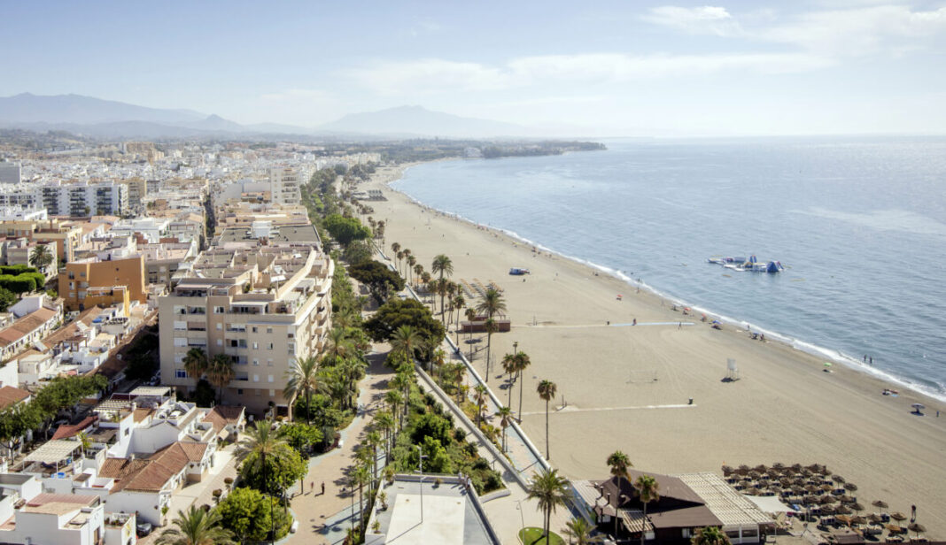 Estepona invierte casi 900.000 euros en los módulos y accesos de sus playas