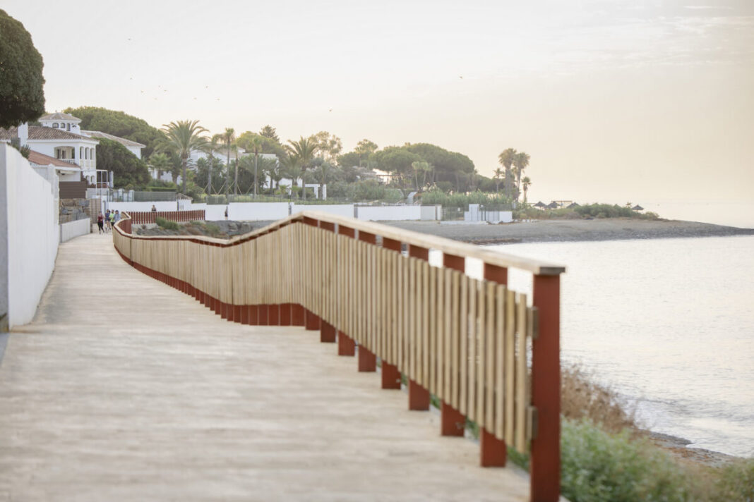 Estepona licita la instalación de 138 farolas solares en el corredor litoral