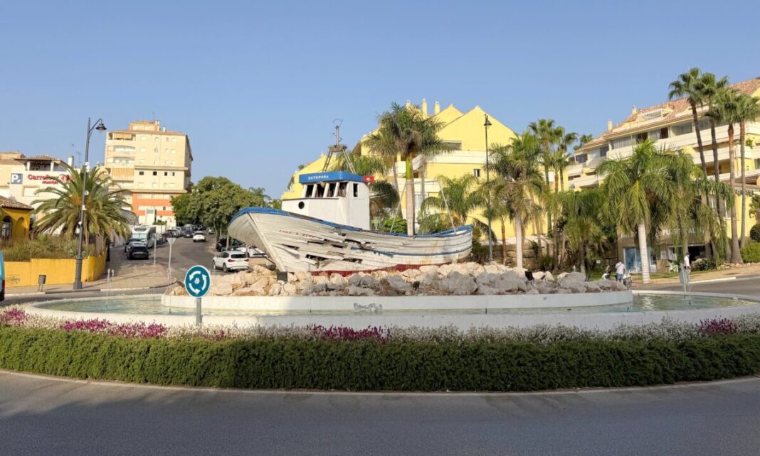 Estepona licita por 68.970 euros un nuevo barco de cerco para la avenida Puerta del Mar