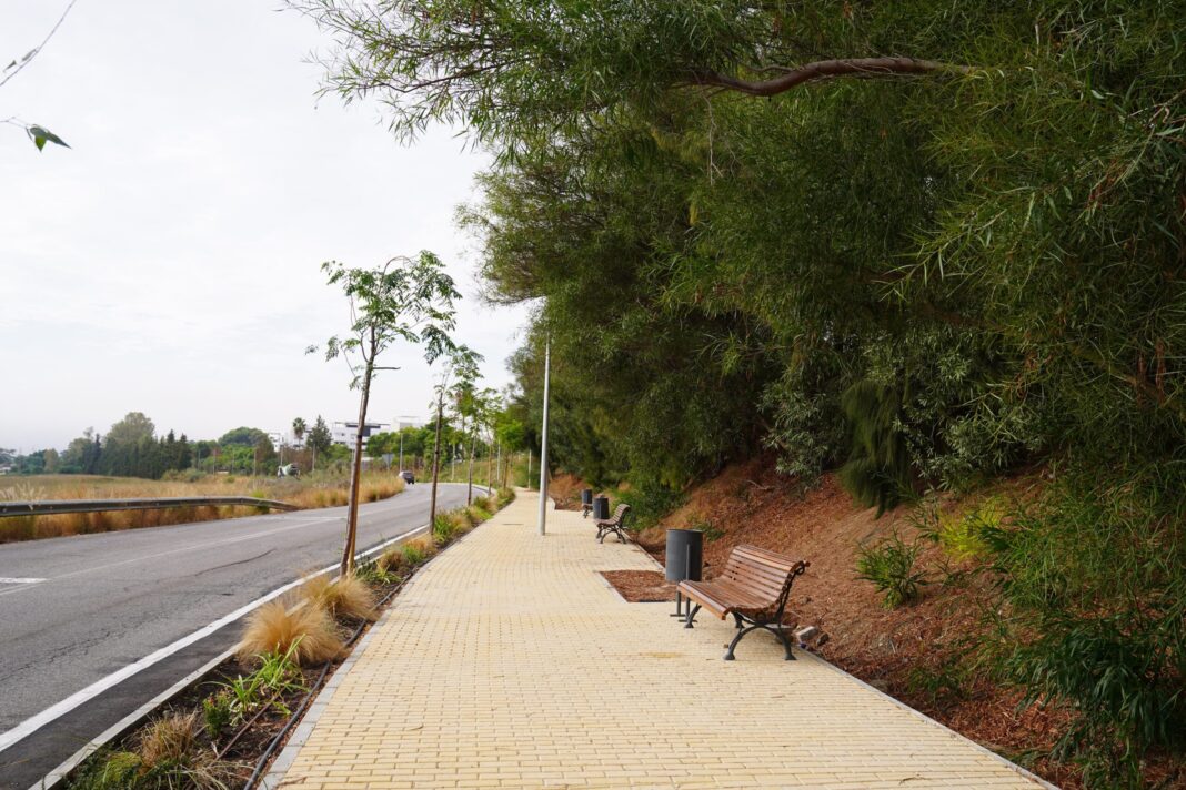 Estepona conecta sus urbanizaciones de la carretera de Benahavís con una acera de 2,3 kilómetros