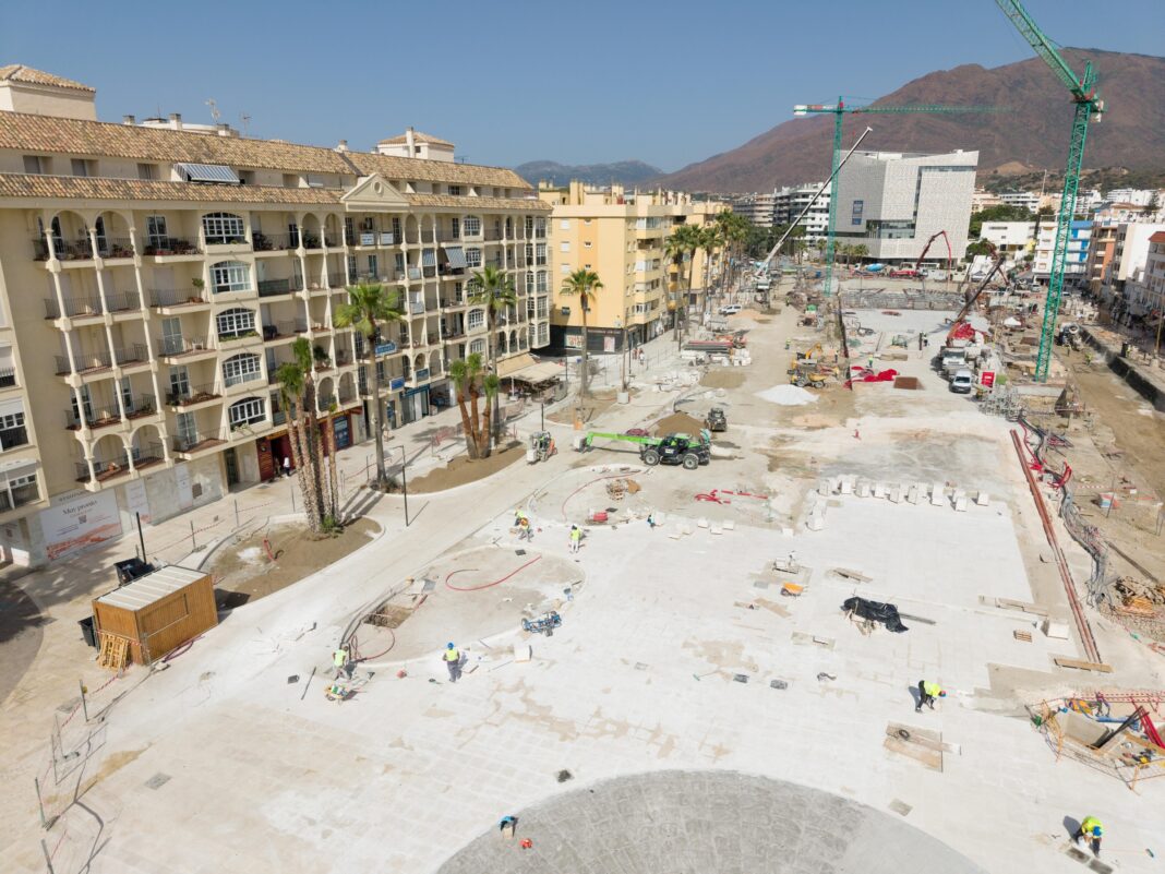 Estepona urbaniza la cubierta del parking del futuro bulevar, con más de 300 plazas