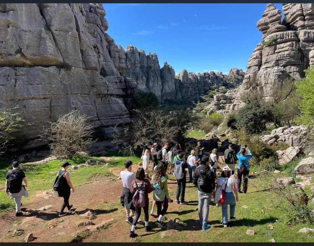 Los jóvenes de Estepona vuelven a las excursiones por la provincia en octubre