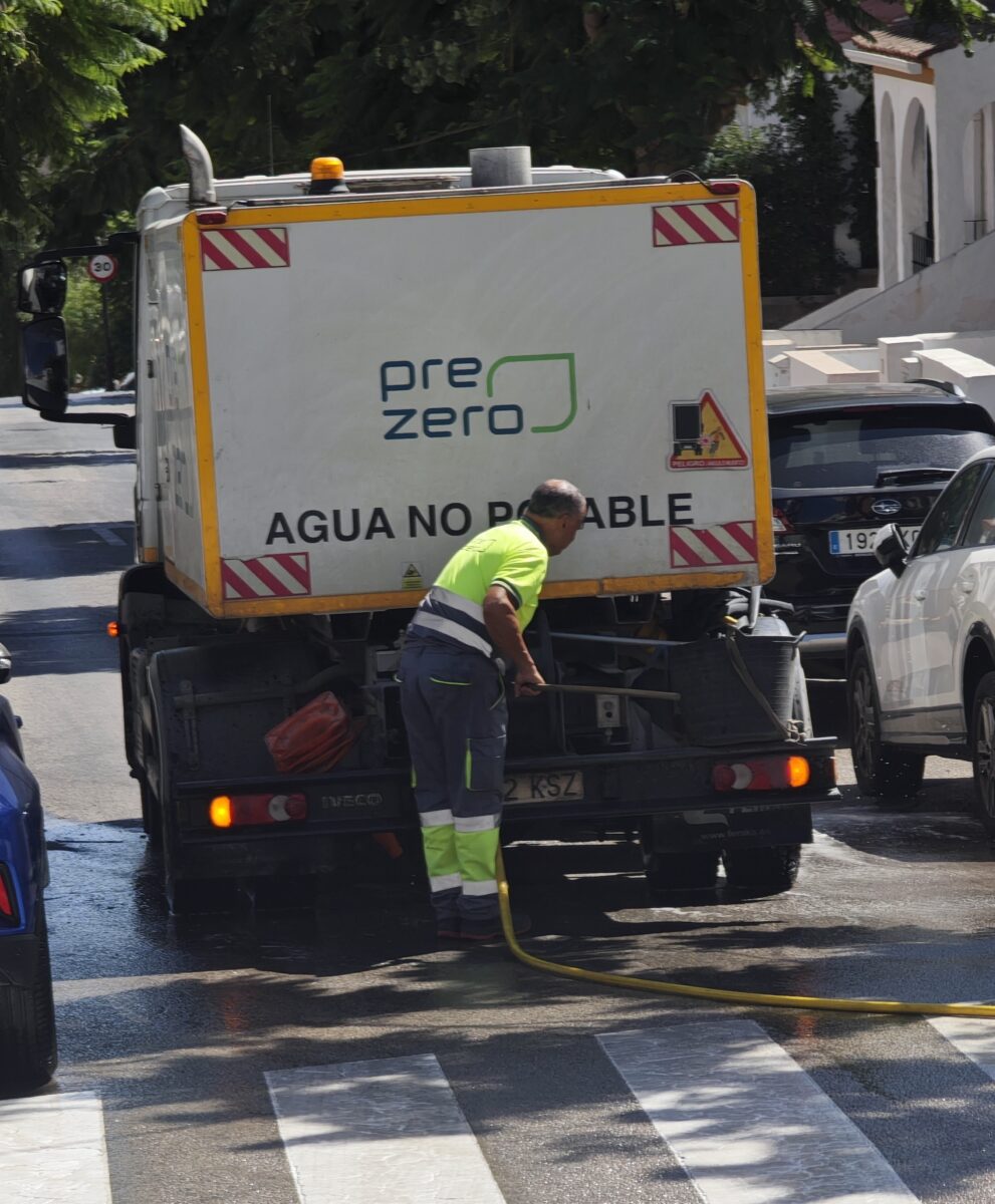Limpieza con agua a presión en los barrios