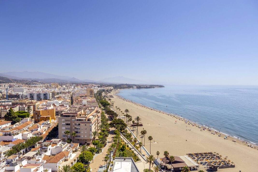 El Consistorio de Estepona adjudica pasarelas de hormigón de 1,80 metros para sus playas